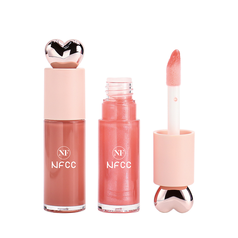 Brillo labial waterproof color durazno rosa en tubo con forma de corazón